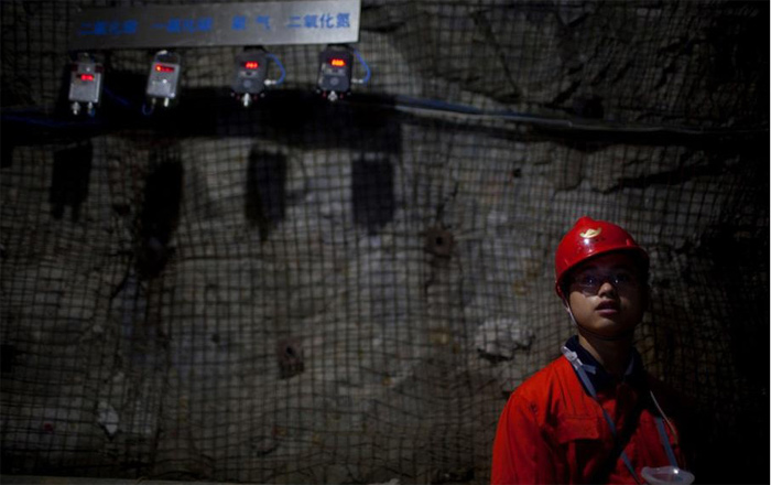 在金矿井下，会有加固墙壁的防护措施，尽可能的为工人们提供一个相对安全的工作环境