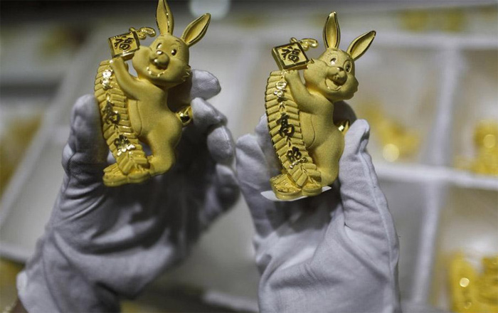 在金店里，销售人员为我们展示纯金打造的待售金兔子