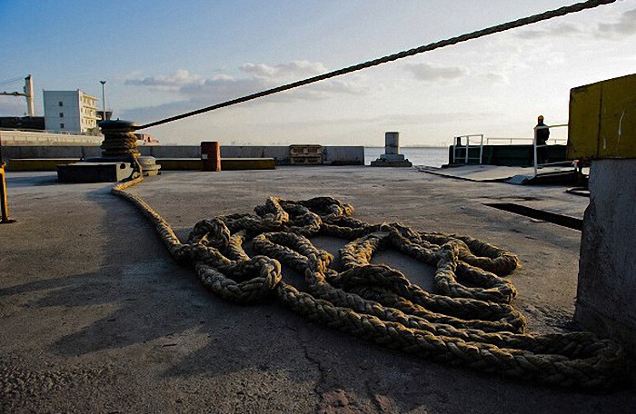 码头上的绳索，将船坞很好地、安全地固定在码头。